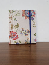 Cargar imagen en el visor de la galería, Libreta estampado floral
